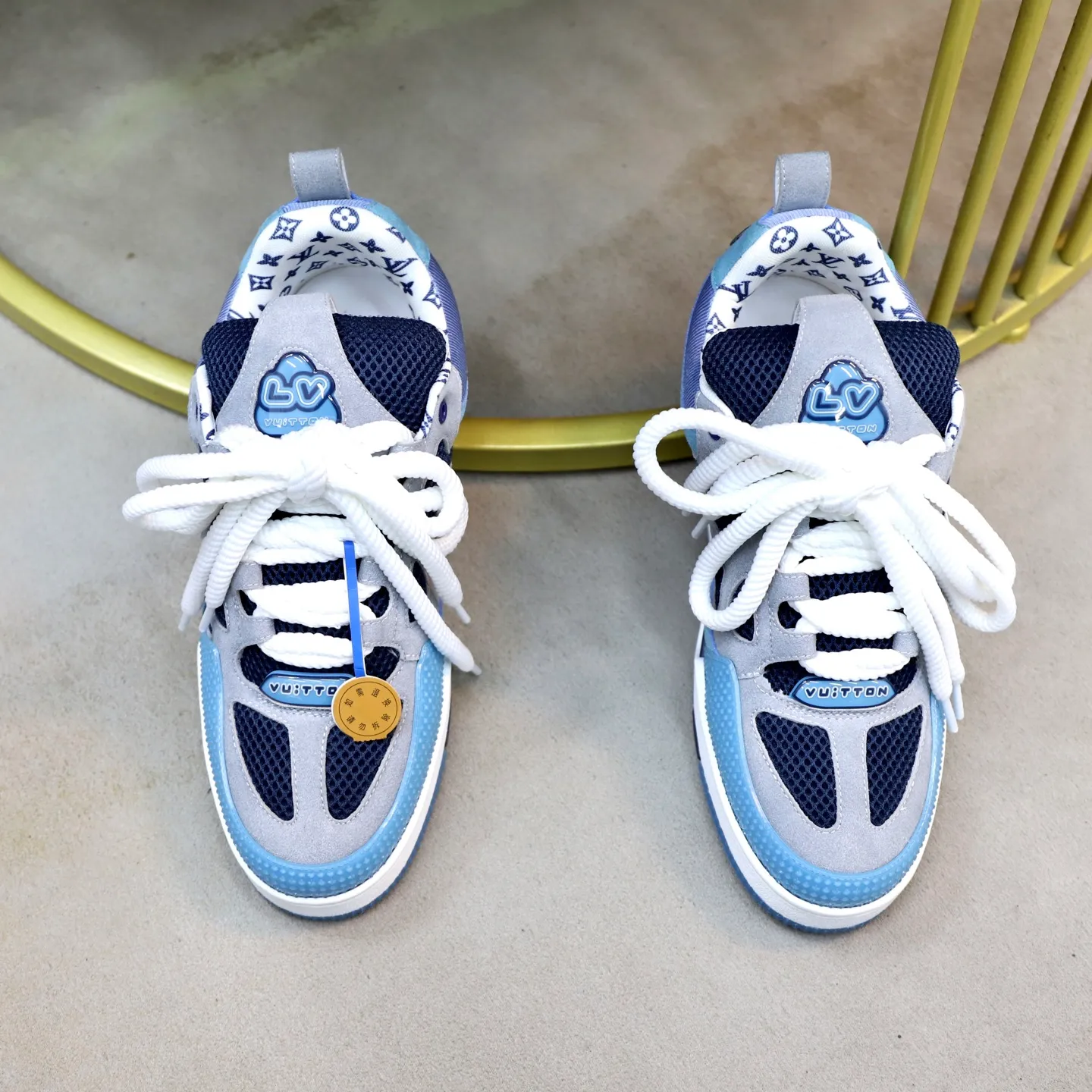 Ex-factory price: 860💰LV Couple👫Louis Vuitton TRAINER sneakers classic Louis Vuitton men's artistic director Virgil Abloh picked inspiration to create this LV Trainer sneaker. Yingze crystal inlays present a colorful effect. VS can be matched with two gorgeous effect colors. The LV letter logo badge on the tongue is gorgeous and noble. The LV letter is decorated on the side. The outsole is decorated with a Monogram flower pattern. It shows the trend of elegance and nobility! Men's and women's models: 35-46